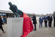 28. 10. 2022, Grosuplje – Predsednik Pahor se je udeleil slavnostne akademije ob odkritju spominskega obeleja slovenskemu olimpioniku Miroslavu Cerarju (Bor Slana/STA)